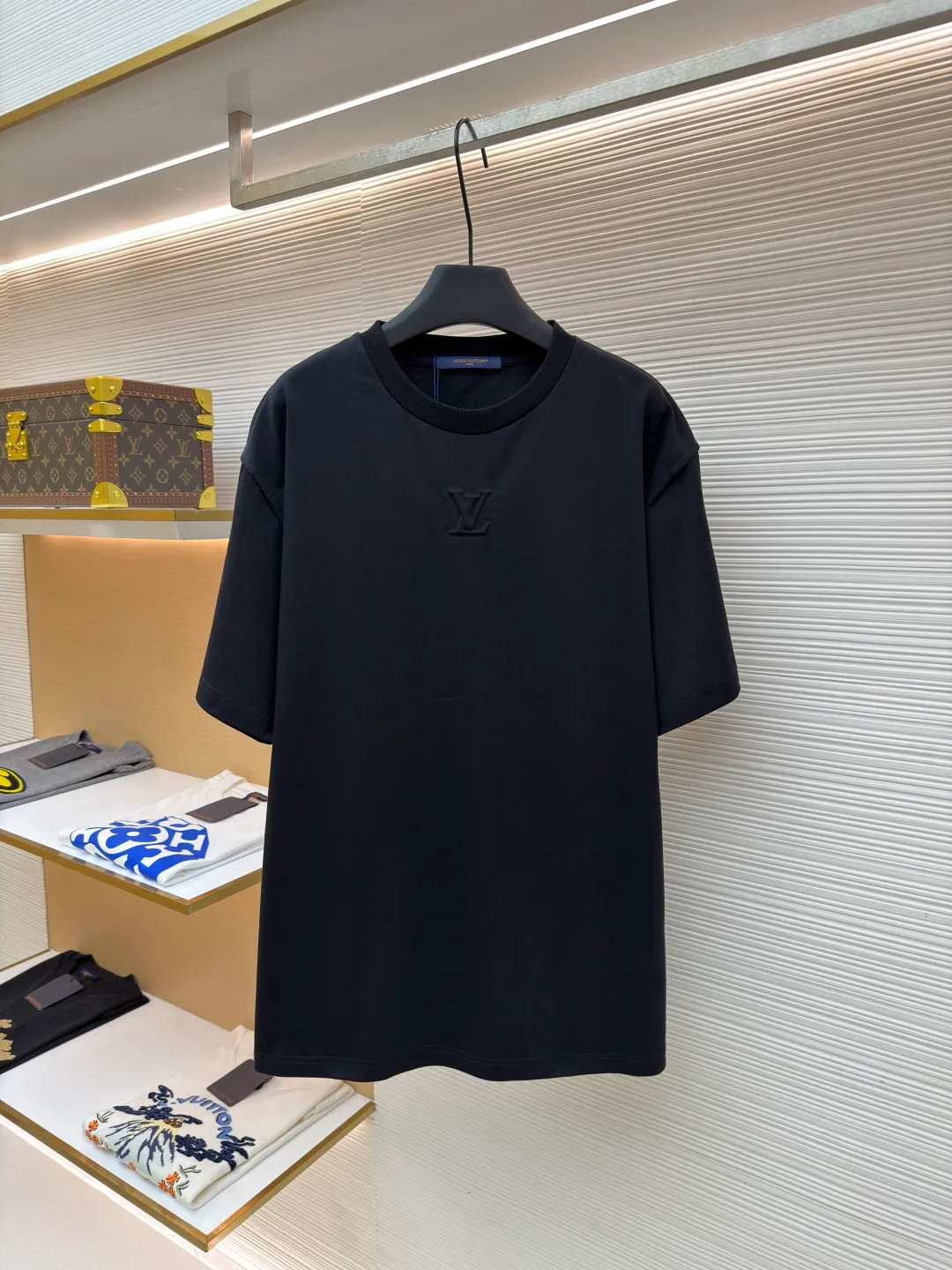 LOUISVUITTON embossed small label T-shirt ●Authentic product: purchased and developed at 5450 ●Item number: 1680100-A00 ●Fabric: pure cotton fabric ●Technology: embossed production ●Version: fitted version ●Weight: about 330 grams ●Size: XS-S-M-L ●Description: Fabric is 40S/2 Double-strand smooth cotton plain weave, dust-free wool processing; matching 40s single-strand combed cotton, 280g cylindrical machine rib. The front panel is stamped and filled. After low-temperature stamping with a steel stamp, the inside is filled with foam cotton. The bottom surface is directly sealed with low-temperature hot melt glue at 80 degrees Celsius. The integrated machine operation makes the relief pattern three-dimensional and full and stylish. High-quality products require natural and beautiful products. The overall wiring is straight and delicate, the fabric is comfortable and soft, and the color is consistent without color difference. It can be matched with the same style to create a fashionable look and control various occasions. Customized accessories, complete with three standards, same style for men and women!
